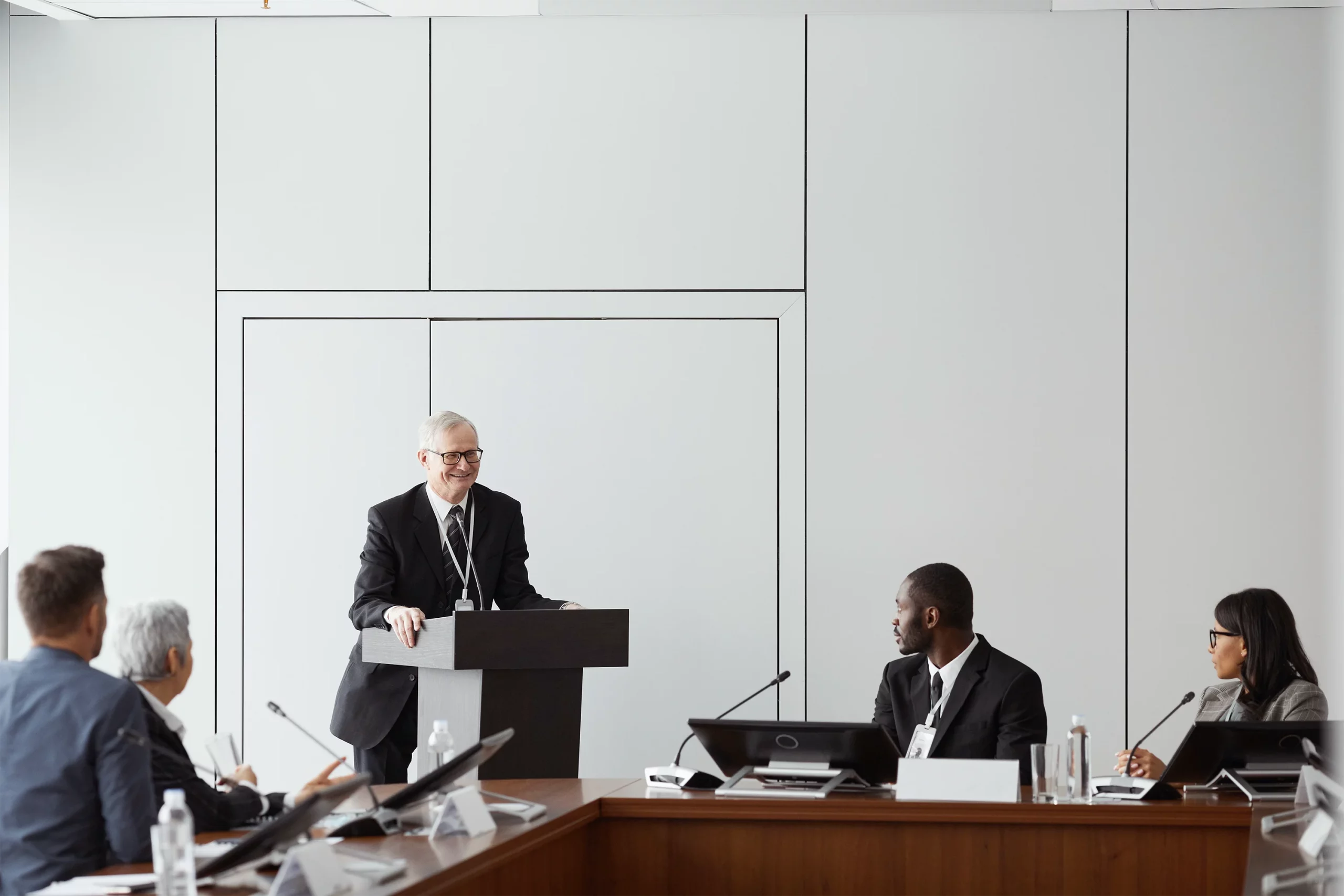 Un conseil d'administration réuni pour discuter de l'entreprise.