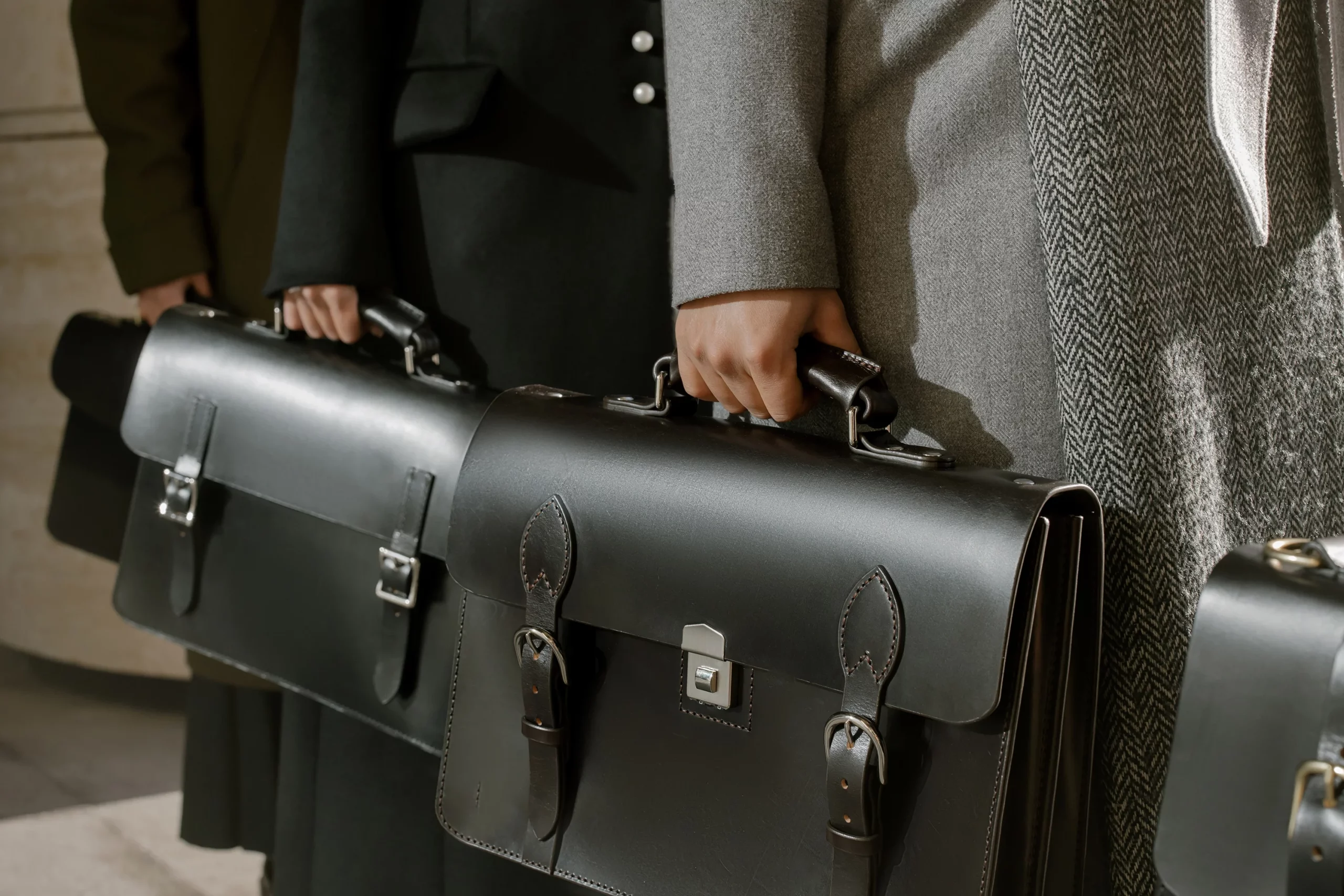 Des femmes tiennent des attaché-cases