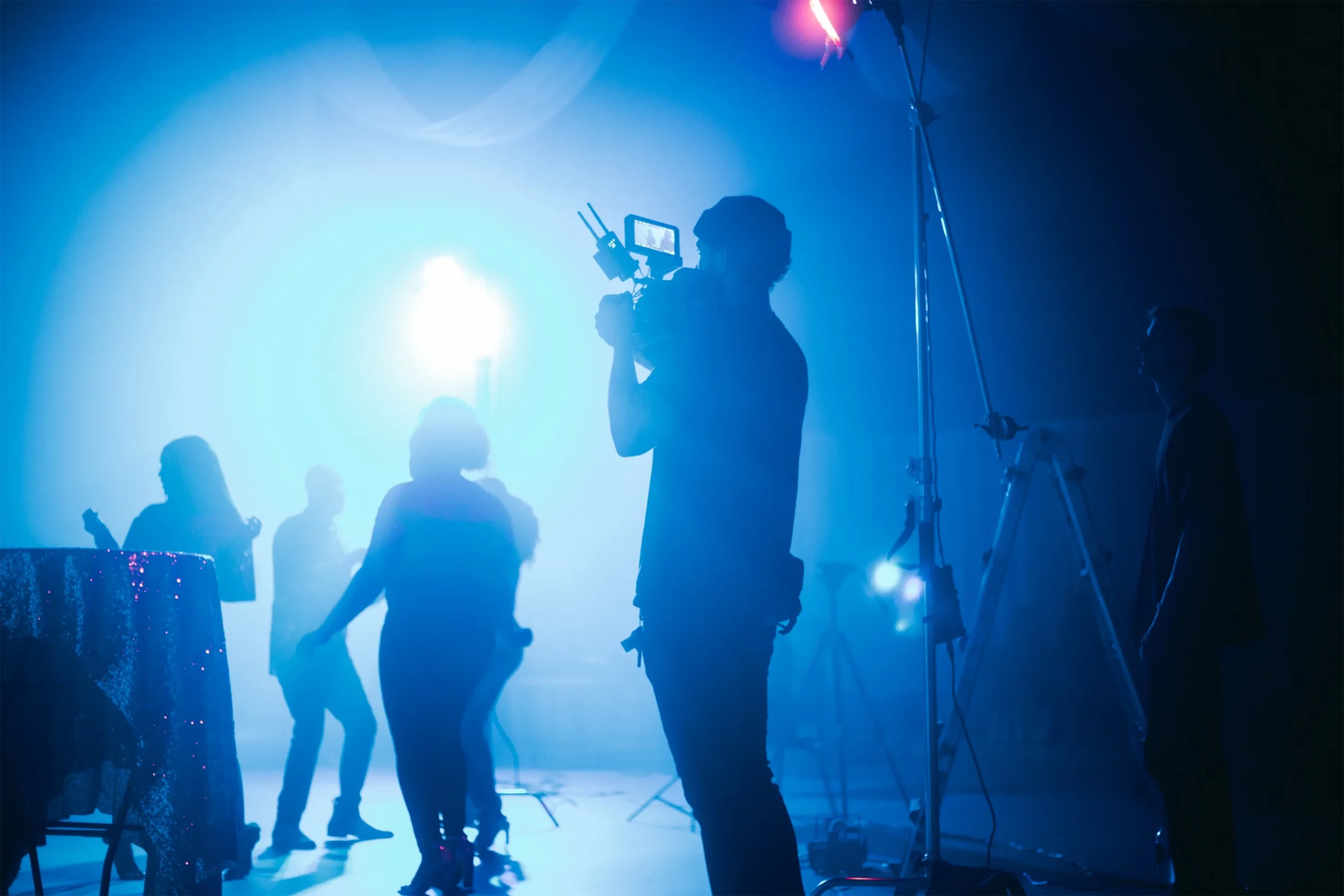Un cameraman sur un tournage qui filme une scène.