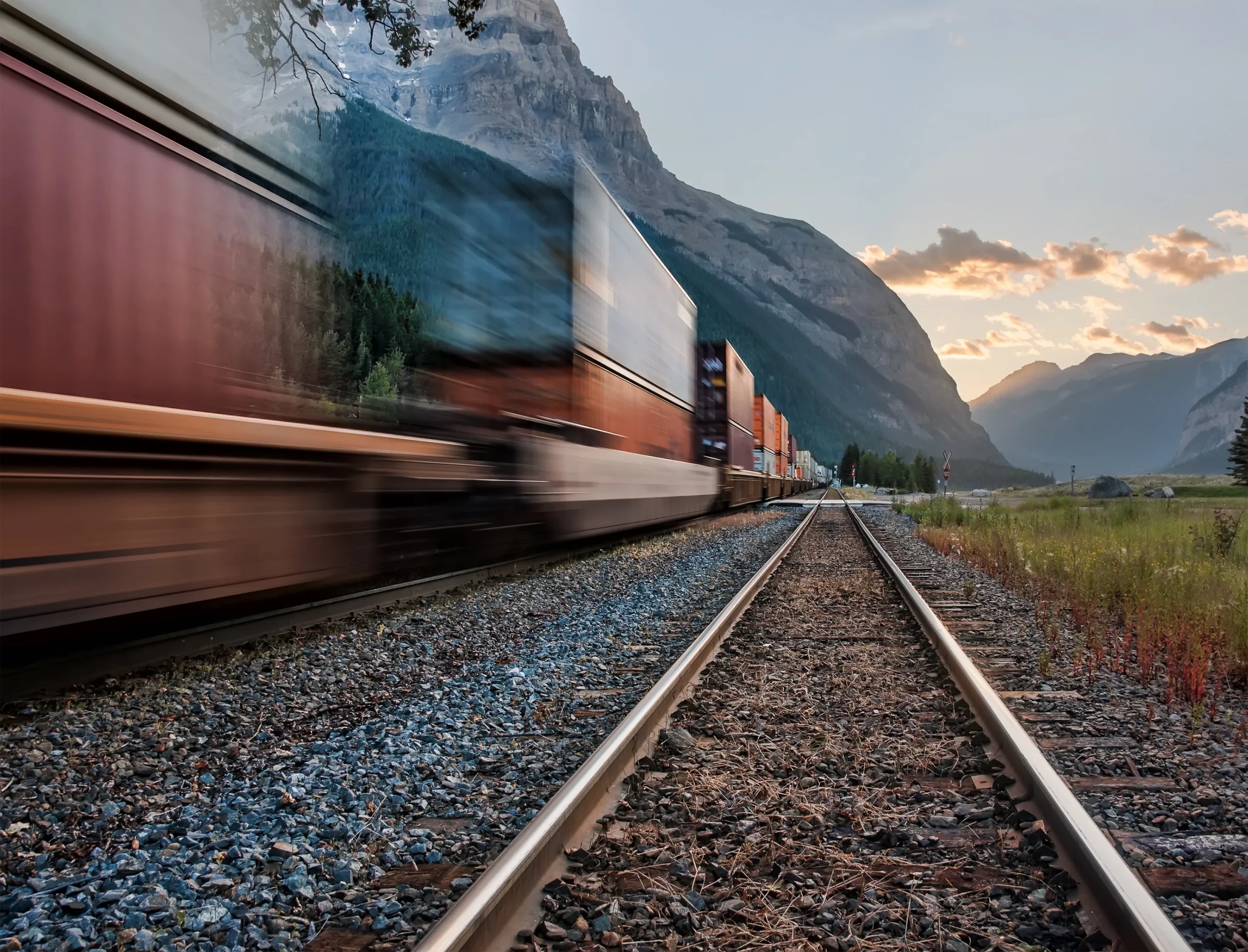 Un train de marchandises voyage à toute vitesse sur les rails.