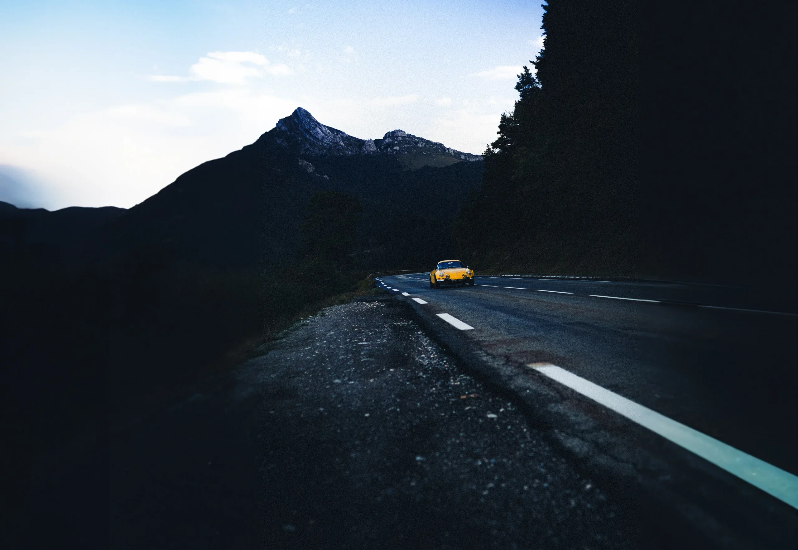 Une Alpine A110 qui roule sur une route de montagne.