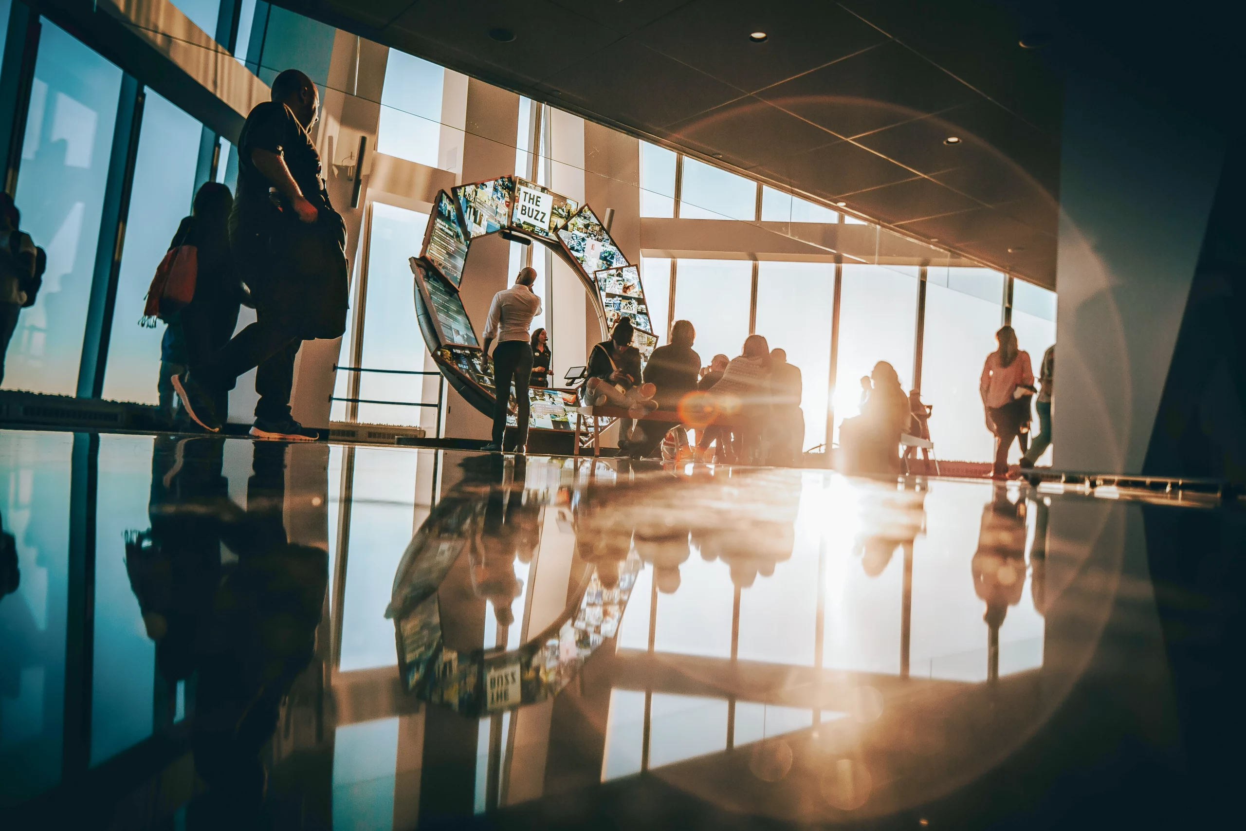 Salle d'exposition lors d'une foire avec soleil